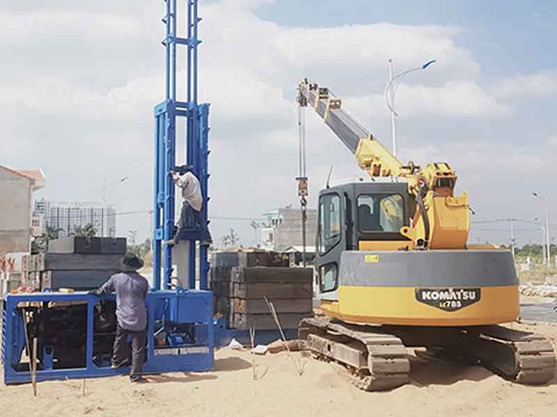 giàn máy tải sắt ép cọc nhà phố